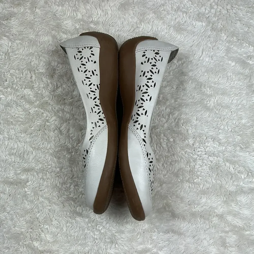 Array‎ Jordan  lasercut cream faux leather slip on ballet flats, shoes size 4.5